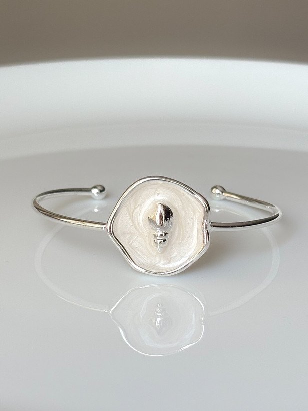 بنگل آبکاری نقره و مینا کاری شده طرح صدف و اسب آبی